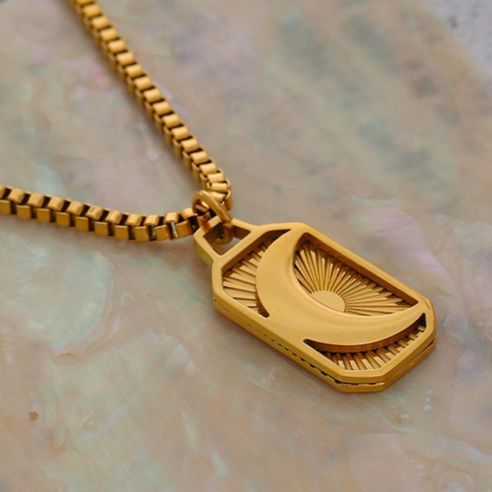 ^NEW 18K Gold Plated Crescent Moon Box Chain Pendant Necklace - Picture 1 of 6